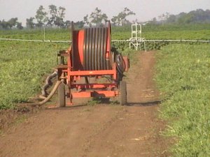 200 m-es vízágyúdobbal locsolás